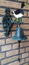 Alte Wand-Glocke mit Motiv